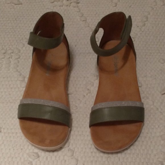 Adorable 🥰 camp green leather sandals. Velcro at ankle. Worn twice - Picture 6 of 6
